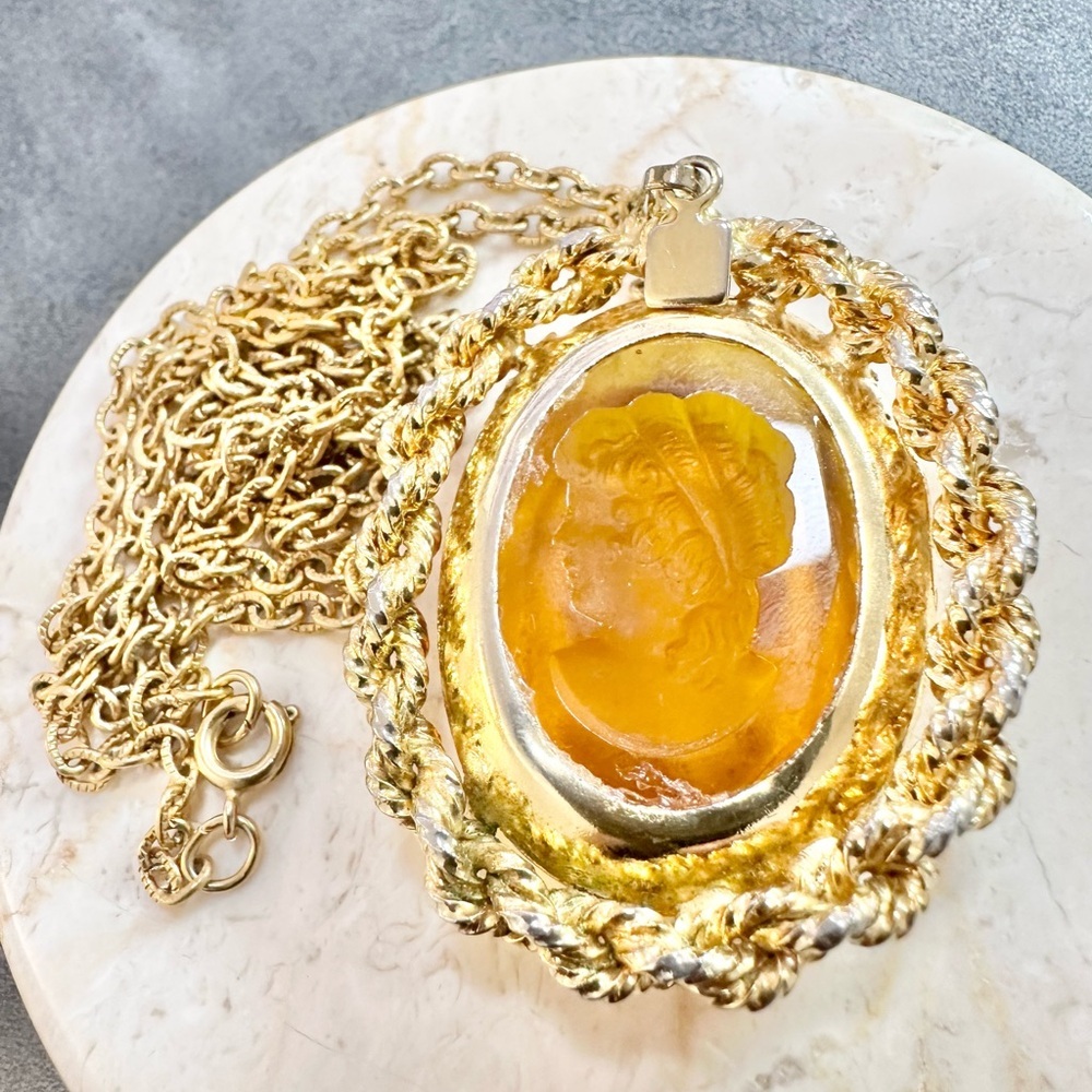 Vintage Amber Colored Glass Reverse Intaglio Cameo Pendant Gold Tone Necklace - Picture 2 of 6